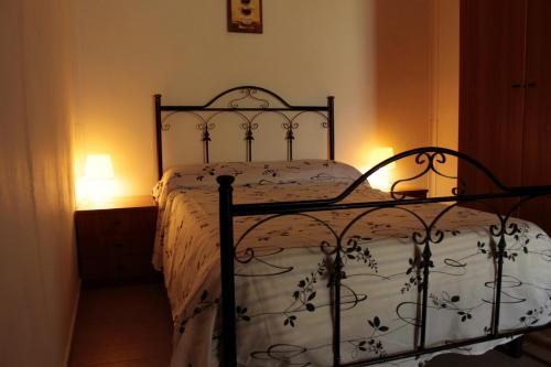 CauloniaB&B Il Ristoro del Viandante的一间卧室配有一张带锻铁框架的床