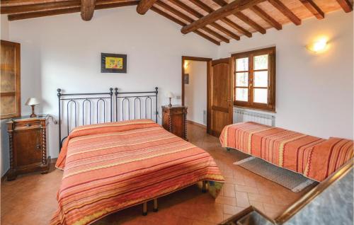 CiternaCiliegio的一间卧室设有两张床和窗户。
