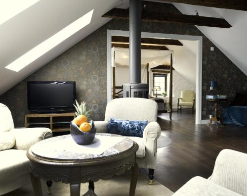 Ljugarn斯玛克雷克克罗格&罗技酒店的带沙发和电视的客厅