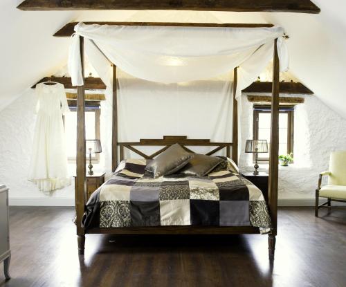 Ljugarn斯玛克雷克克罗格&罗技酒店的一间卧室配有一张带天蓬的床