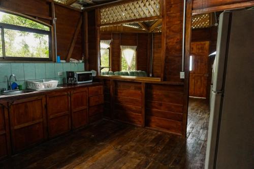 福尔图纳Princesa de la Luna Ecolodge的厨房配有木制橱柜和台面