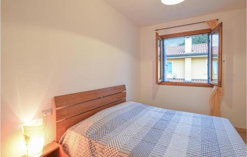 罗索利纳Solmare B的一间卧室设有一张床和一个窗口