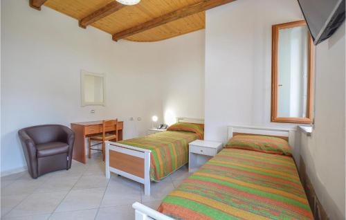 约波洛Villa Mare的一间卧室配有两张床、一张桌子和一把椅子