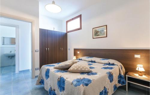 阿杰罗拉Minerva的一间卧室配有一张带蓝白色毯子的床