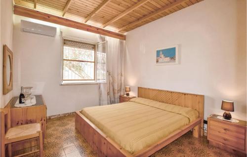 科米索Villa Ibiscus的一间卧室设有一张床和一个窗口
