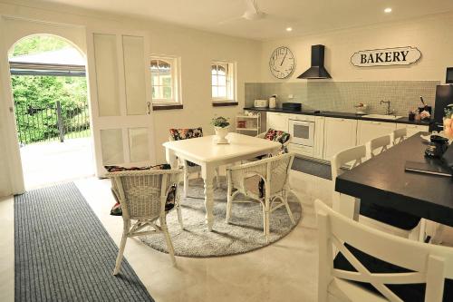 谭伯连山Belle Vue Park Villa的厨房配有白色的桌椅
