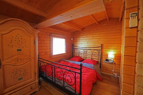 艾居厄河畔卡马勒La Lavande的小木屋内一间卧室,配有一张床