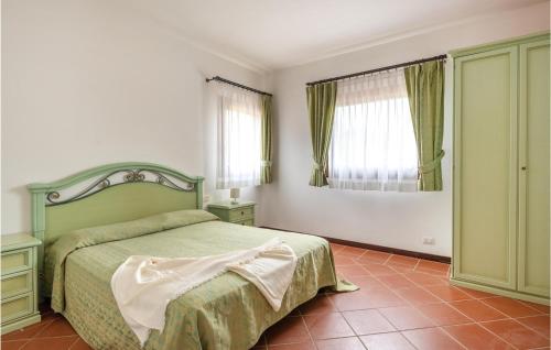 斯廷蒂诺Villa 4的一间卧室设有绿色的床和2个窗户。