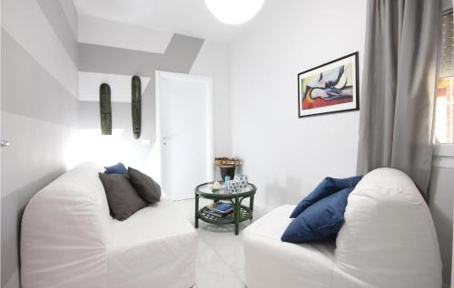帕洛港Vento Di Mare的白色的客厅配有白色的沙发和蓝色的枕头。