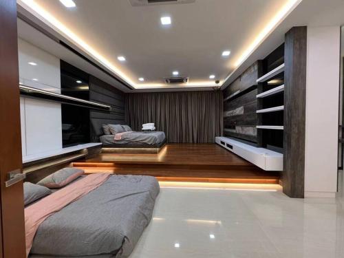 新山HomeAway Paradise @ Taman Mutiara Bestari的一间带两张床的卧室和一台电视