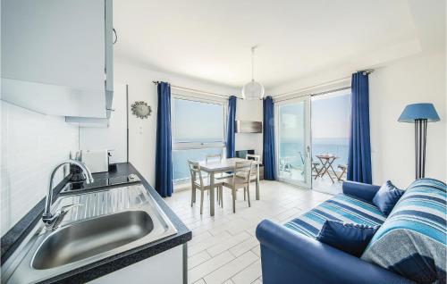 卡斯特尔萨多Miramare的厨房以及带蓝色沙发的起居室。