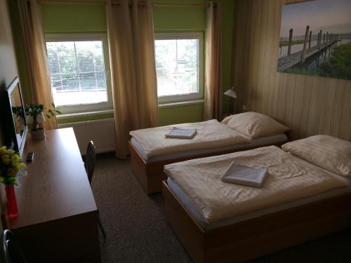 莫斯特博达卡酒店的酒店客房设有两张床、一张书桌和两个窗户。