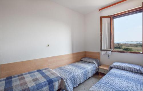 罗索利纳Appartamento Eden的客房设有两张床和窗户。