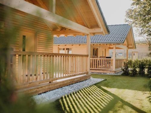 拜尔斯布龙Natur-Camp Tannenfels的木屋设有门廊和甲板