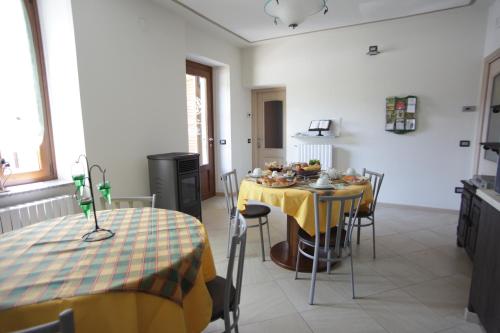 圣焦万尼比亚恩科露娜住宿加早餐旅馆的厨房配有一张带黄桌布的桌子