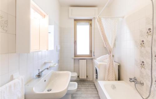 阿尔巴·阿德里亚蒂卡12-a 3,p,int, 20的浴室配有盥洗盆、卫生间和浴缸。