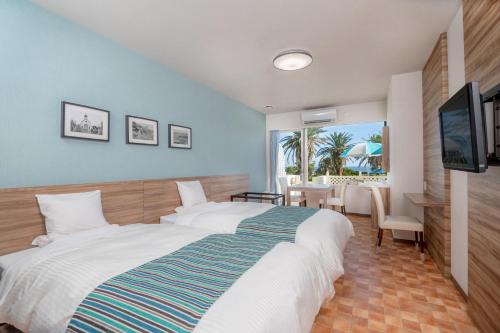 白滨海洋温泉度假酒店客房内的一张或多张床位
