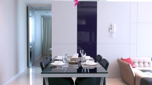 吉隆坡Verve Suites KL South的一间带桌子和沙发的用餐室