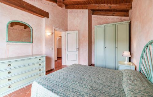 斯廷蒂诺Villa 4 In的一间卧室配有一张床和一个梳妆台