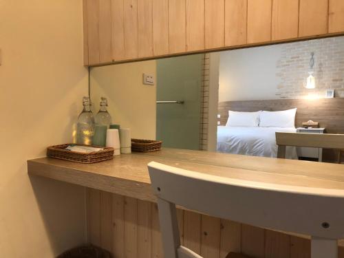 台东晓的客房设有一张床和带镜子的柜台