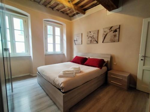佩夏Casa Toscanella & Girasole的一间卧室配有一张带红色枕头的床