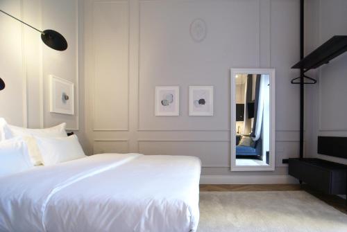 萨格勒布Fingerprint Luxury Apartments 3的卧室配有一张白色大床和镜子