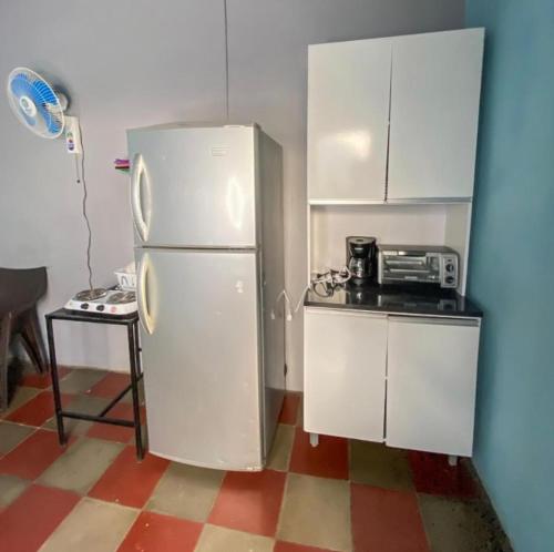 圣安娜Hostal Casa Luna的厨房配有白色冰箱和微波炉