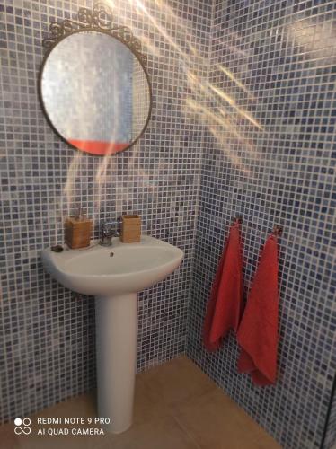 扎霍拉Casa Baro的一间带水槽和镜子的浴室