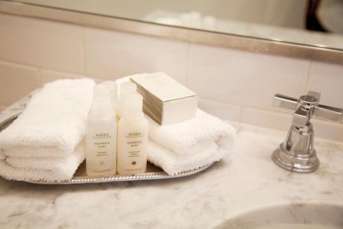 五月岬郡矶鹞海滩俱乐部酒店的浴室水槽配有毛巾和一盒肥皂