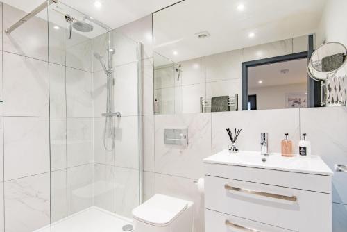 KingswoodLittle Seven Oaks by Bloom Stays的带淋浴、卫生间和盥洗盆的浴室
