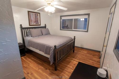 奇科Guest House, Accessible to Downtown, & Fast WiFi!的一间卧室配有一张床和吊扇