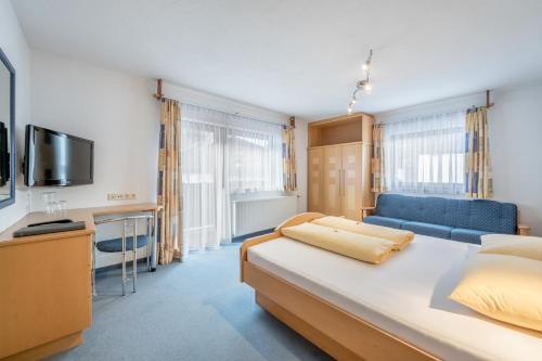 厄茨西哈特西罗斯酒店的一间卧室配有一张大床和一张蓝色的沙发