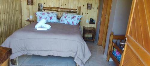 乌鲁比西Chales Manaca da Serra的一间卧室,床上有泰迪熊