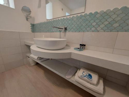 卡普里Hotel Guarracino的一间带水槽和镜子的浴室