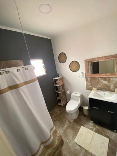 圣佩德罗·德·阿塔卡马Casa Campanario - San Pedro de Atacama, Desconéctate!的一间带卫生间和水槽的浴室