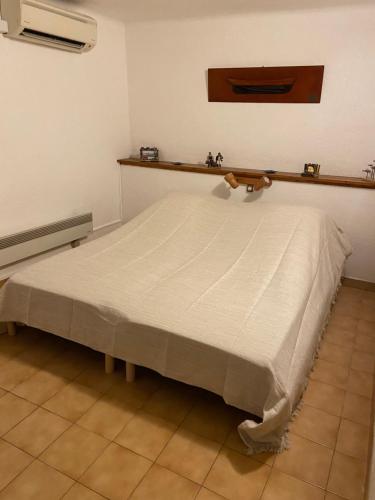 卡西斯Côté Jardin - T2 avec Terrasse Couverte et Jardin的一间卧室配有一张带滑板的床