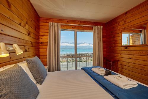 凯库拉全景汽车旅馆的一间卧室设有一张床,享有海景