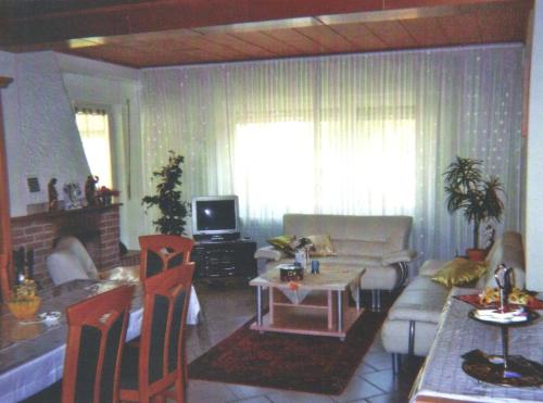 哈伦贝格戴梅尔旅馆的客厅配有沙发和桌子