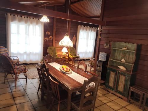 乌巴图巴UBATUBA, SP - BRASIL - PRAIA DO FELIX - Casa do Aconchego的一间带木桌和椅子的用餐室