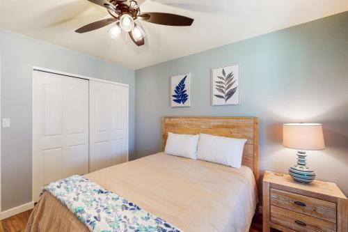 凤凰城Everlasting Phoenix的一间卧室配有一张床和吊扇