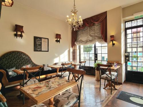 基多卡萨华精品酒店的客厅配有桌椅和吊灯。