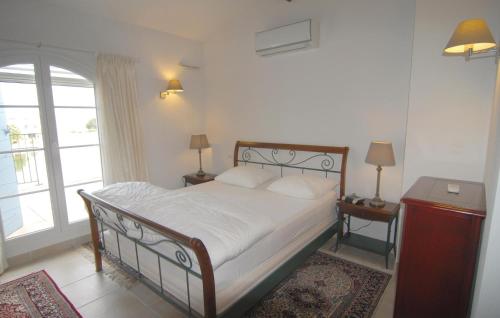 艾格-莫尔特Cozy Home In Aigues-mortes With Wifi的一间卧室设有一张床和一个大窗户