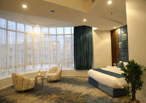 吉达Areen Hotel Airport的酒店客房设有一张床和一个大窗户