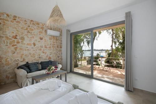 科孚镇Marina Vista Luxury Studio suites Beach front的带沙发和大窗户的客厅
