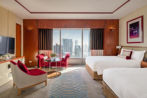 Jumeirah Emirates Towers Dubai客房内的一张或多张床位