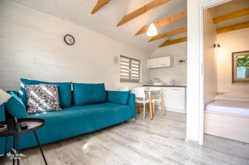 梅尔诺szumidomek的一间带蓝色沙发的客厅和一间厨房