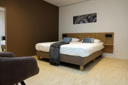 Dock Hotel Stellendam客房内的一张或多张床位