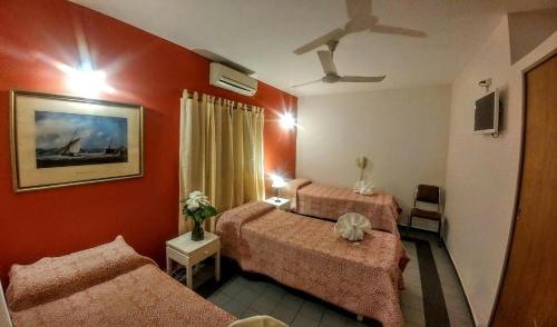 维拉卡洛斯帕兹Gran Lourdes Hotel by CPH的酒店客房,设有两张床和一张沙发
