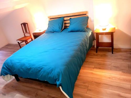 DunGîte La Glycine的一张大床,配有蓝色床单