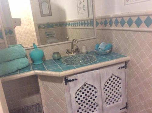 EsteponaMolino Cottage的一间带水槽和镜子的浴室